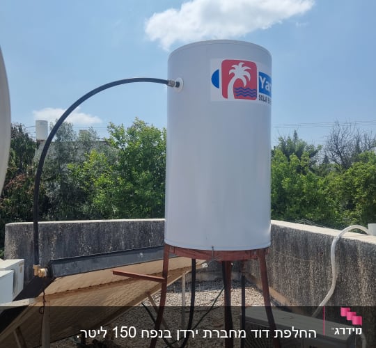 דוד שמש על גג עם צינור מחובר